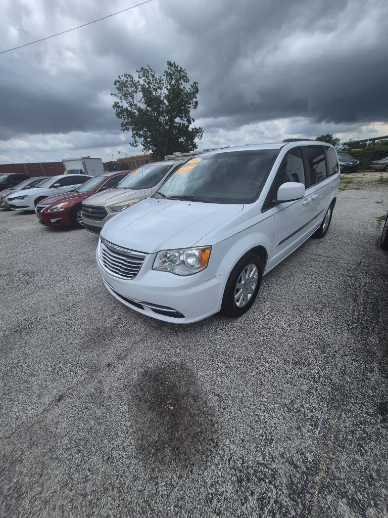 2016 Chrysler Town And Country - $8,995