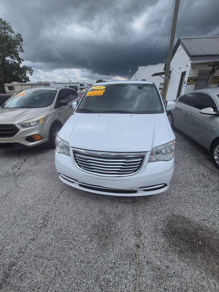 2016 Chrysler Town And Country - $8,995