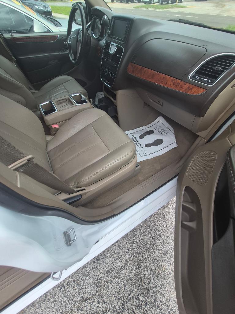 2016 Chrysler Town And Country - $8,995