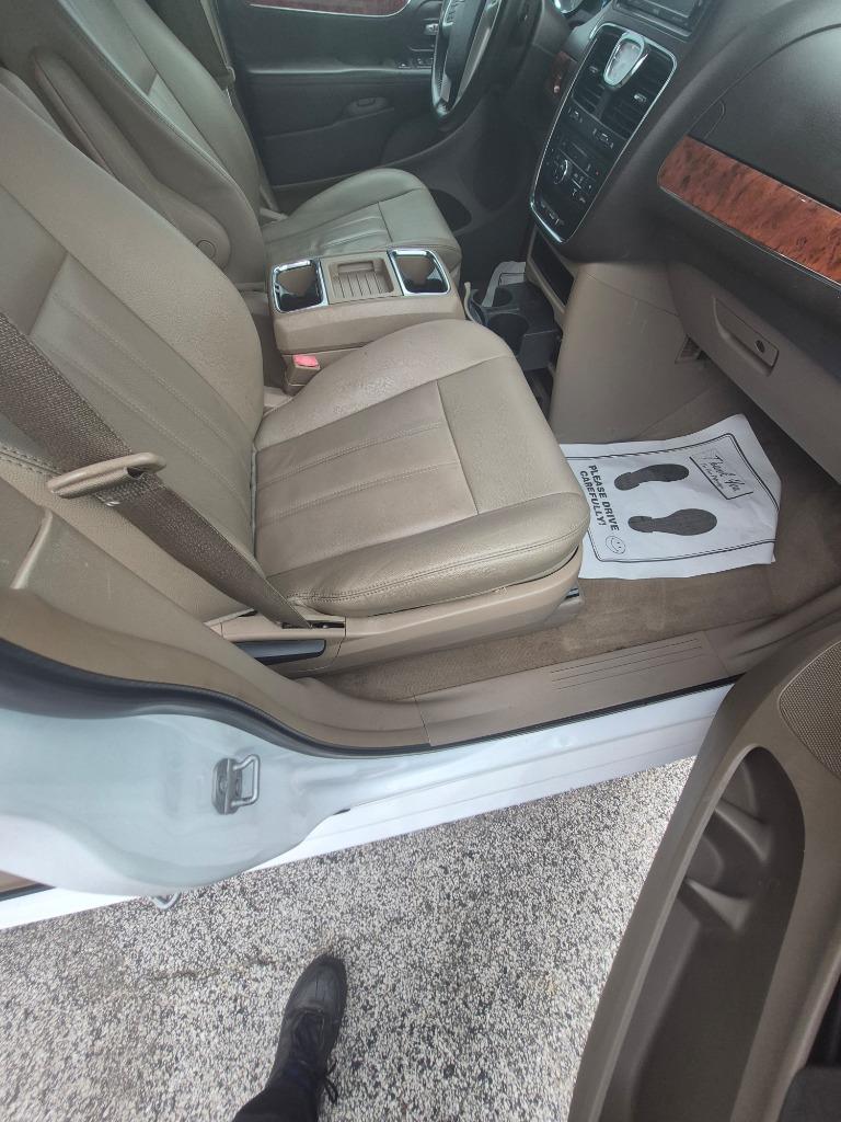 2016 Chrysler Town And Country - $8,995