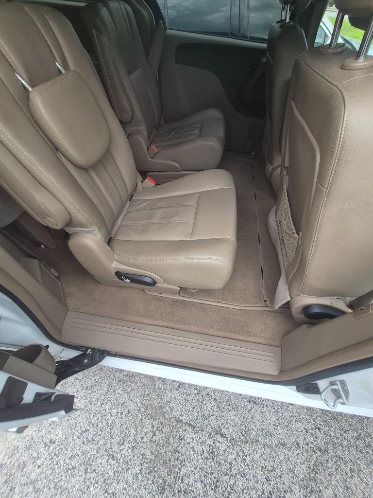 2016 Chrysler Town And Country - $8,995