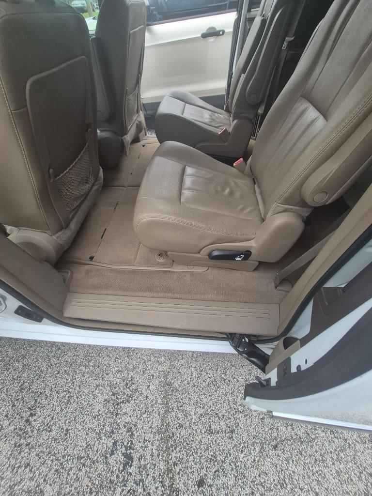 2016 Chrysler Town And Country - $8,995
