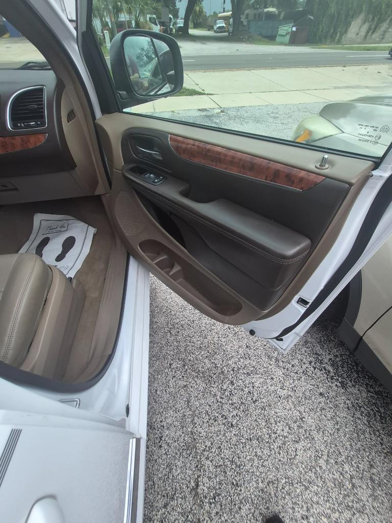 2016 Chrysler Town And Country - $8,995