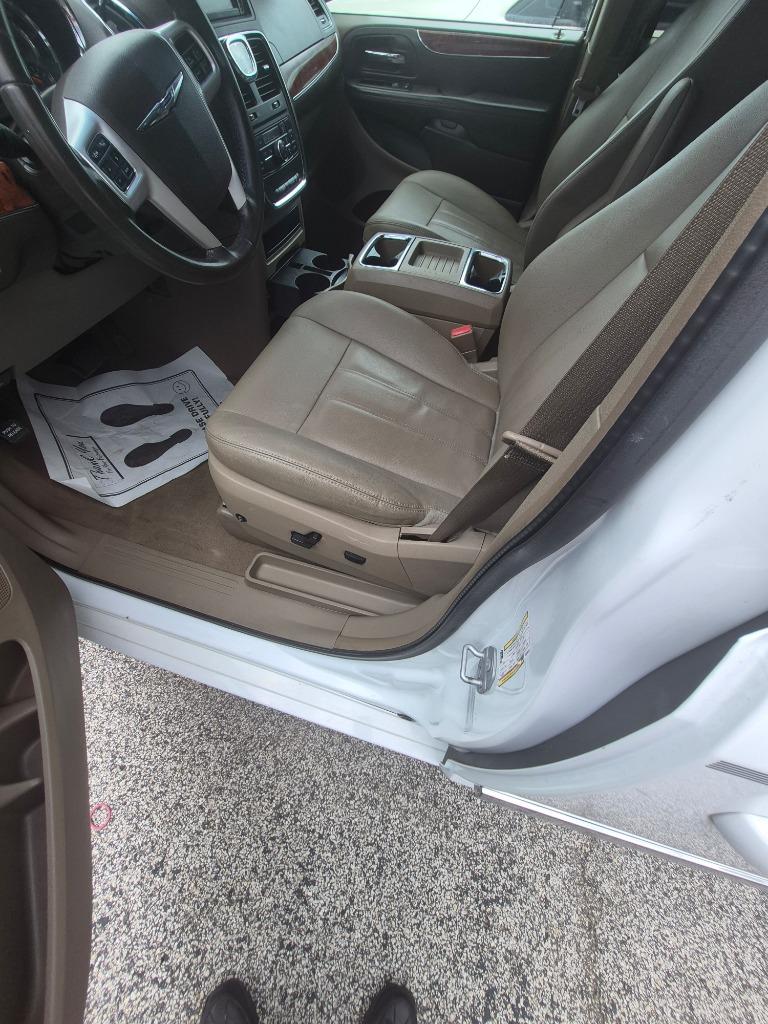 2016 Chrysler Town And Country - $8,995