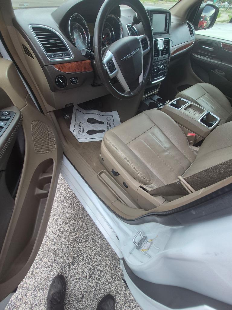 2016 Chrysler Town And Country - $8,995