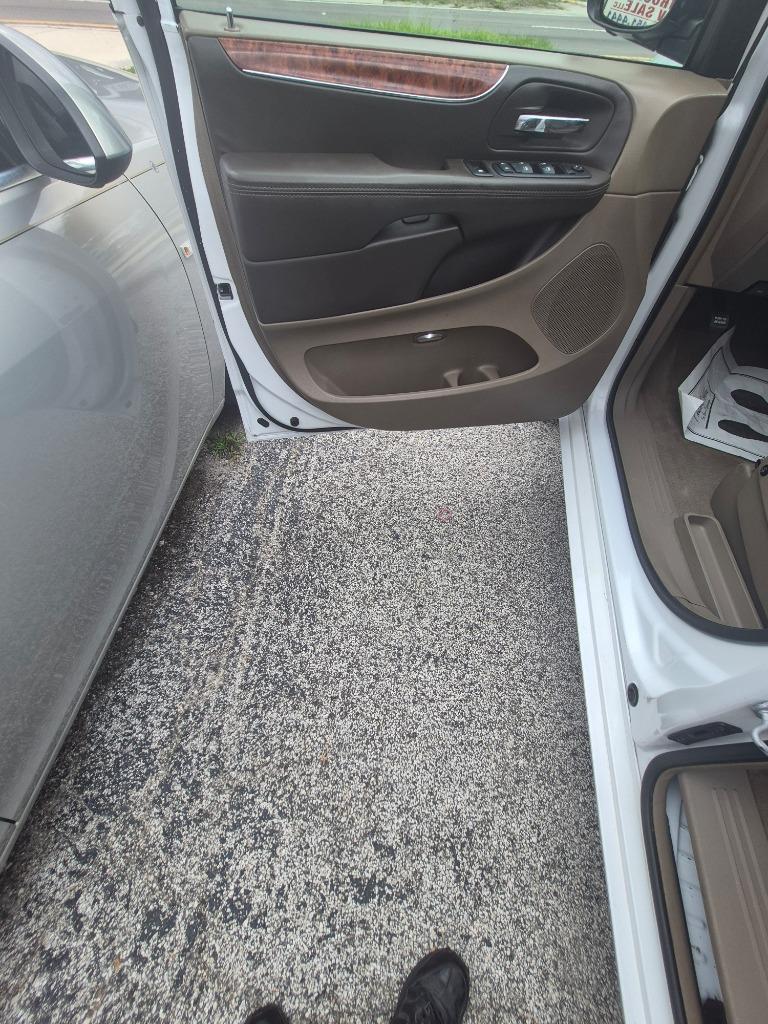 2016 Chrysler Town And Country - $8,995