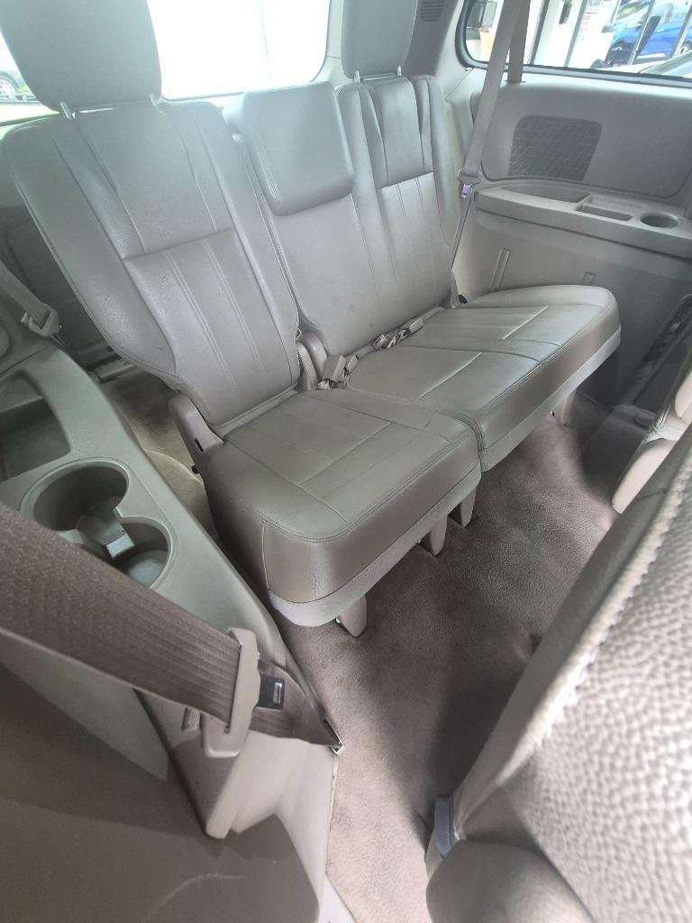 2016 Chrysler Town And Country - $8,995
