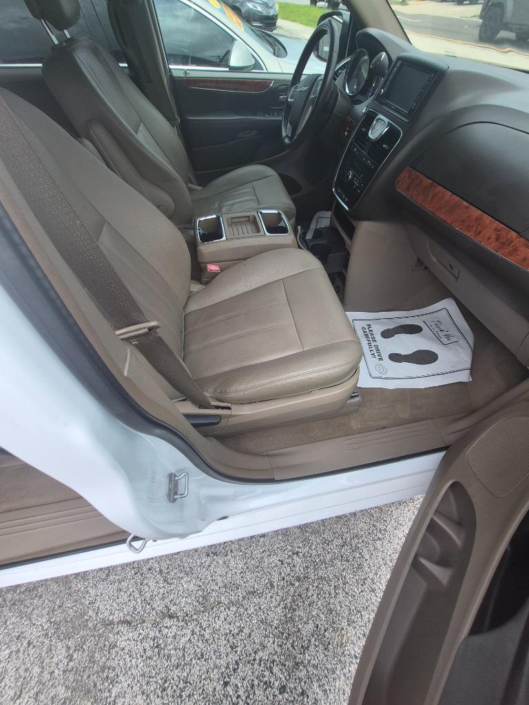 2016 Chrysler Town And Country - $8,995