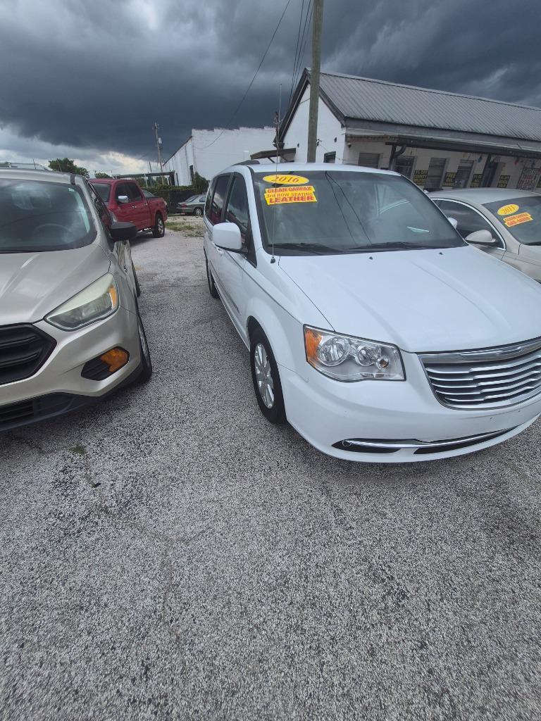 2016 Chrysler Town And Country - $8,995