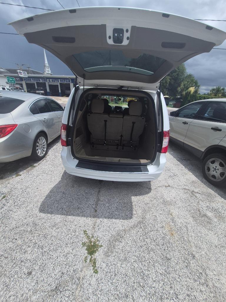 2016 Chrysler Town And Country - $8,995