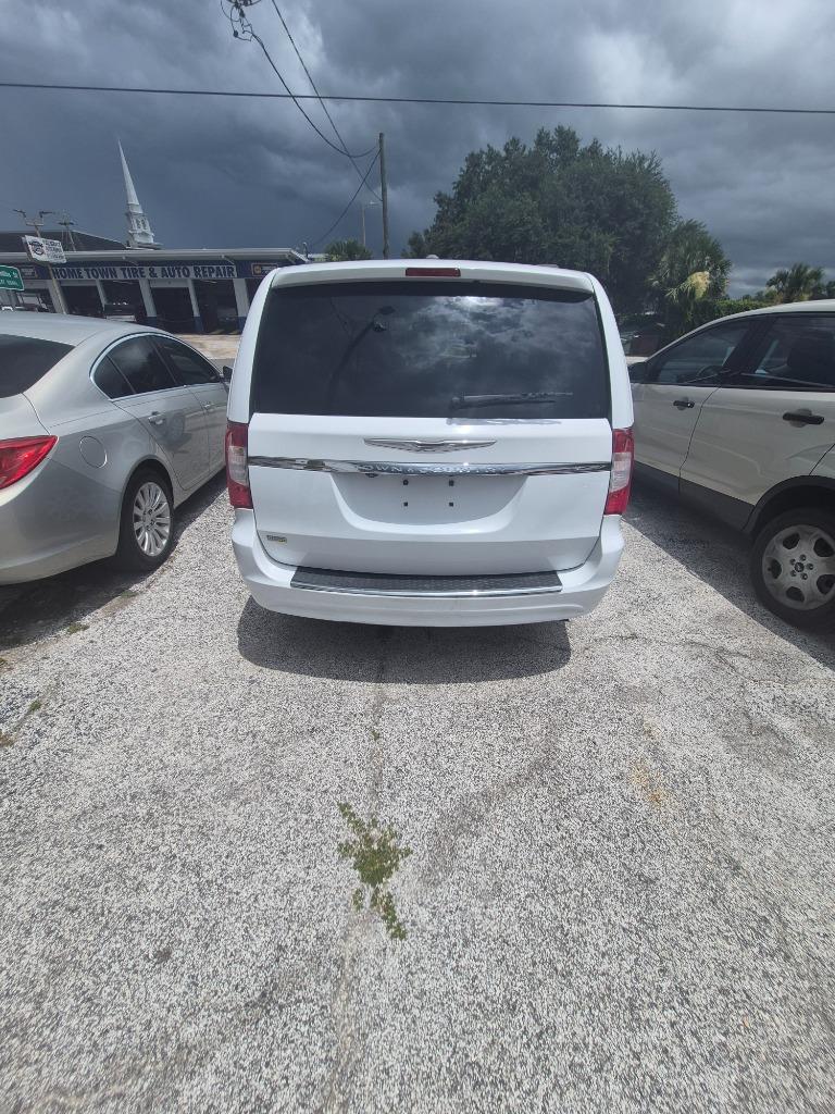 2016 Chrysler Town And Country - $8,995