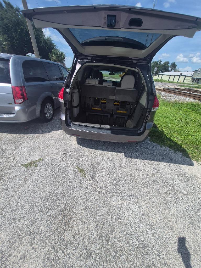 2012 Toyota Sienna - $6,500