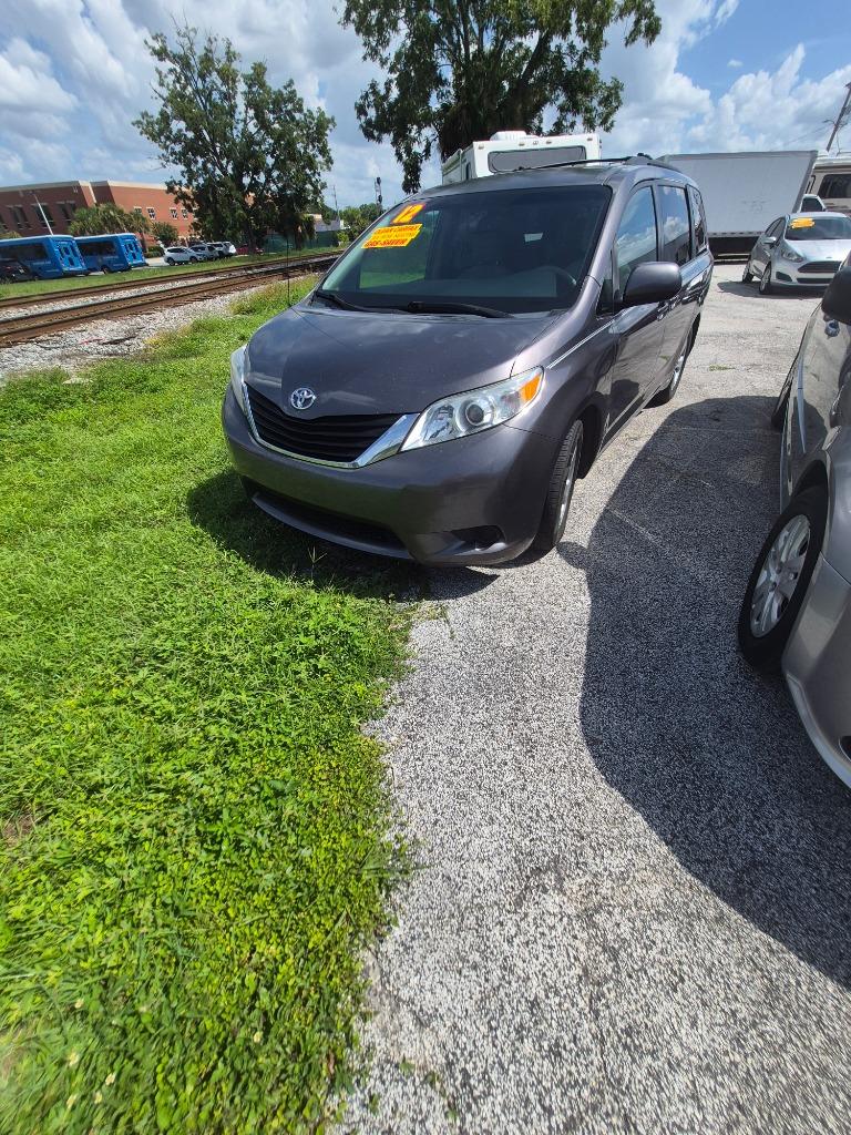 2012 Toyota Sienna - $6,500