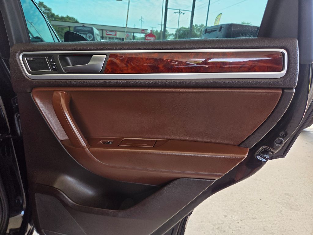 2012 Volkswagen Touareg - $7,750