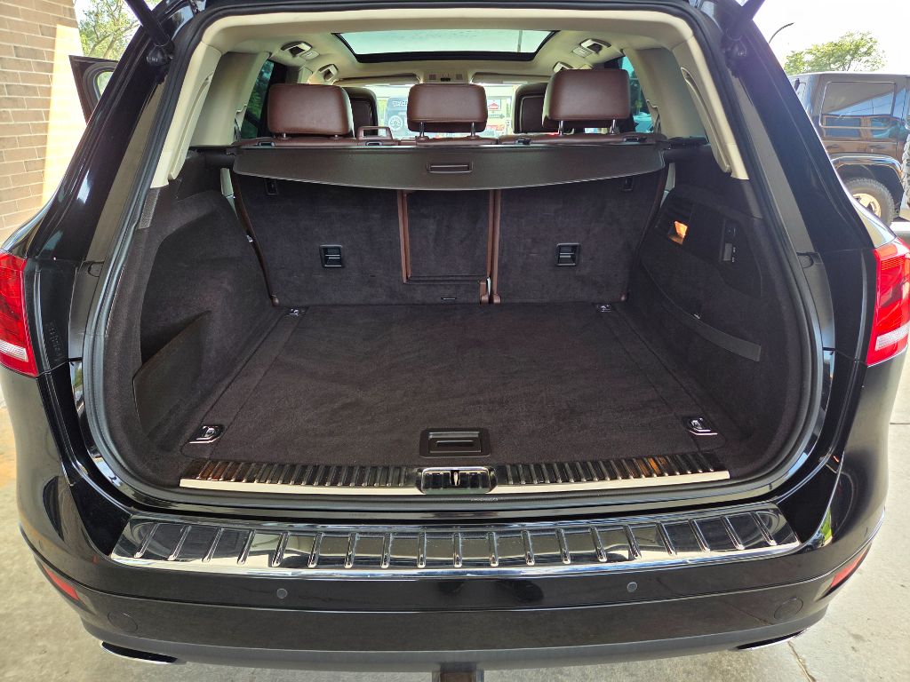 2012 Volkswagen Touareg - $7,750
