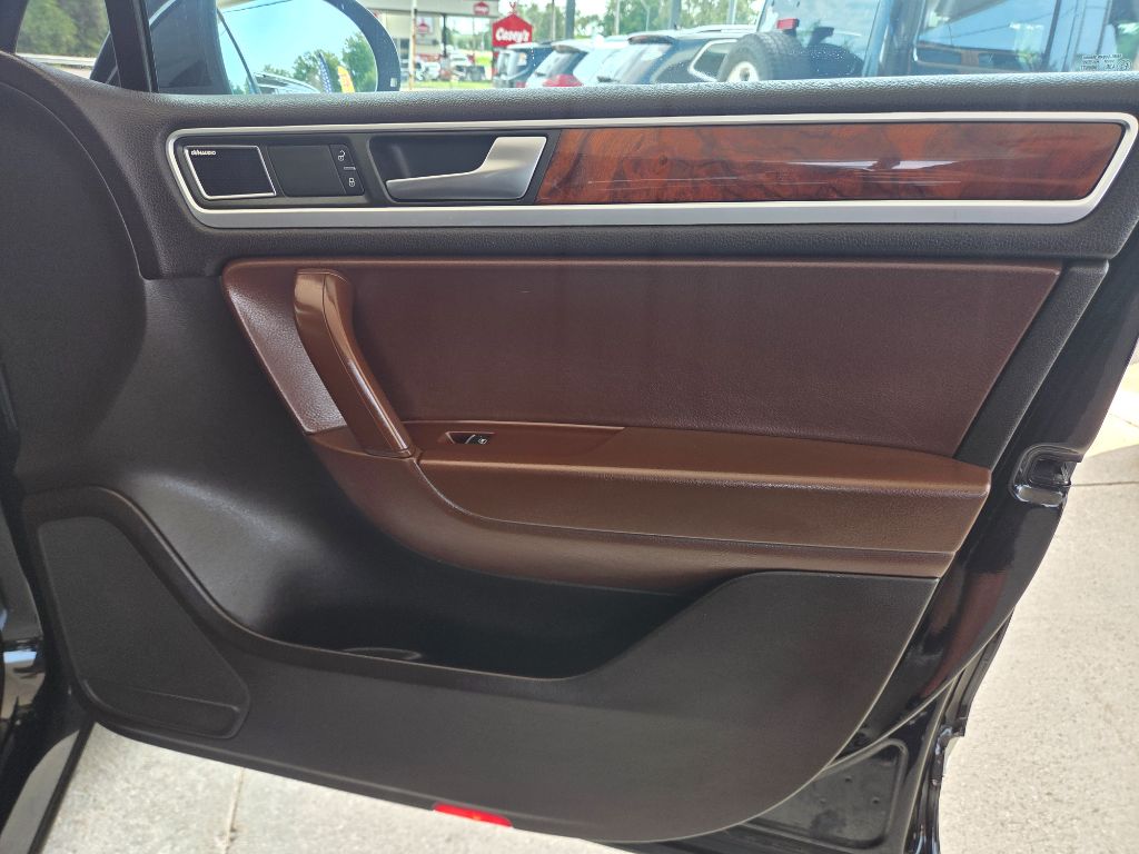 2012 Volkswagen Touareg - $7,750