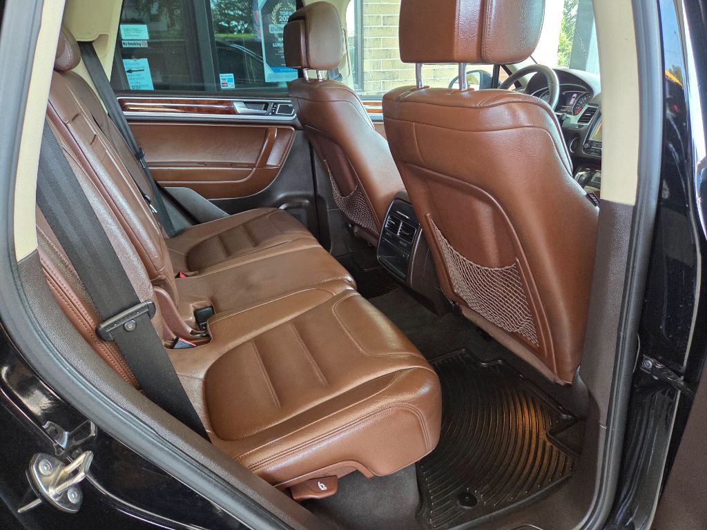 2012 Volkswagen Touareg - $7,750