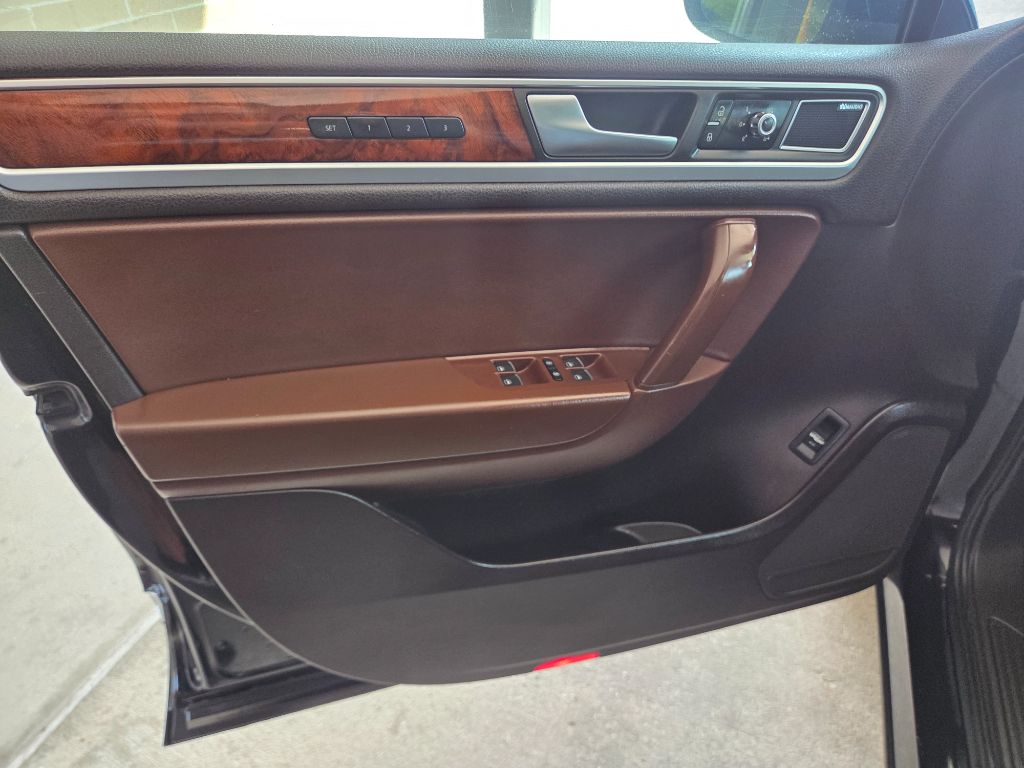 2012 Volkswagen Touareg - $7,750