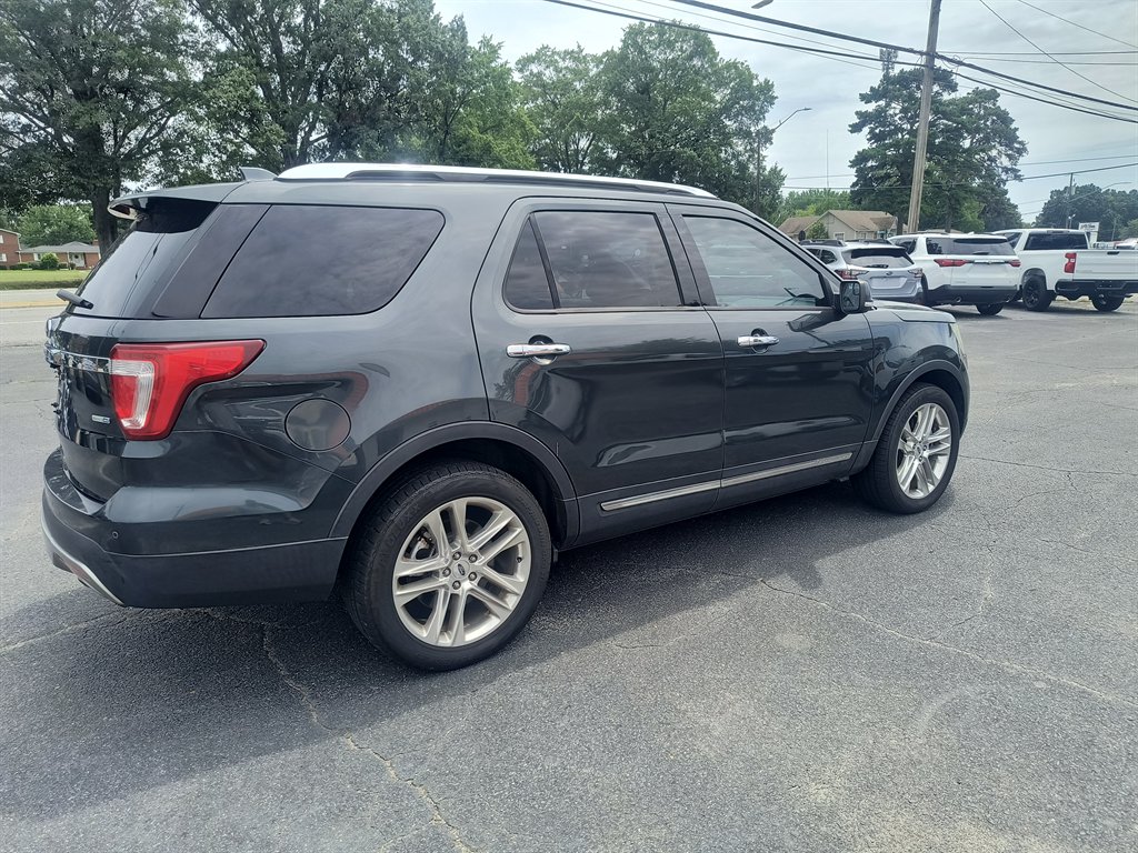 2016 Ford Explorer - $8,999