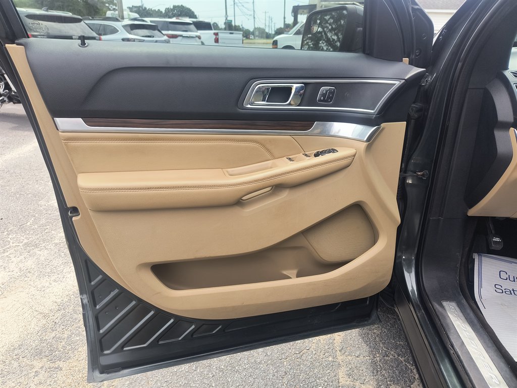 2016 Ford Explorer - $8,999
