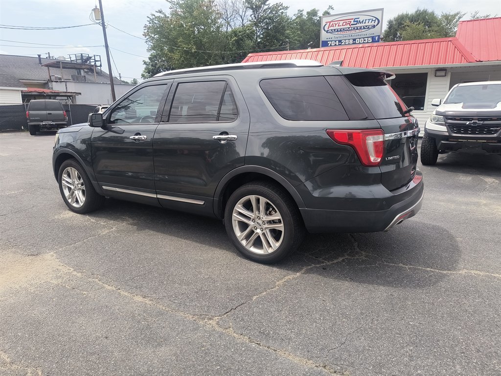 2016 Ford Explorer - $8,999
