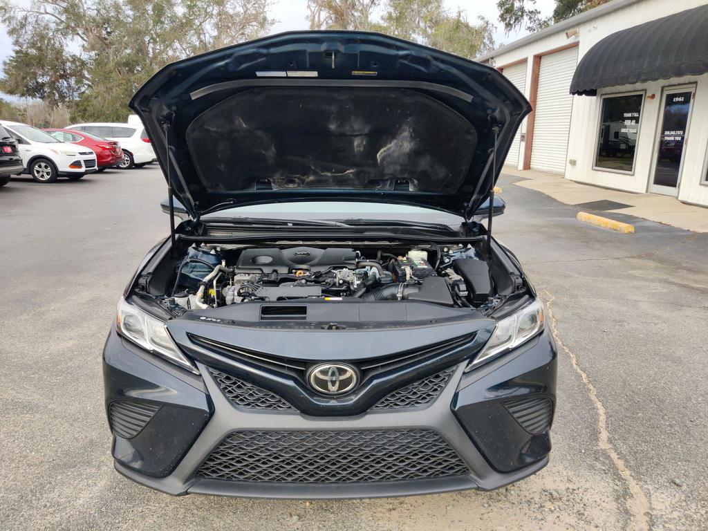 2018 Toyota Camry SE photo