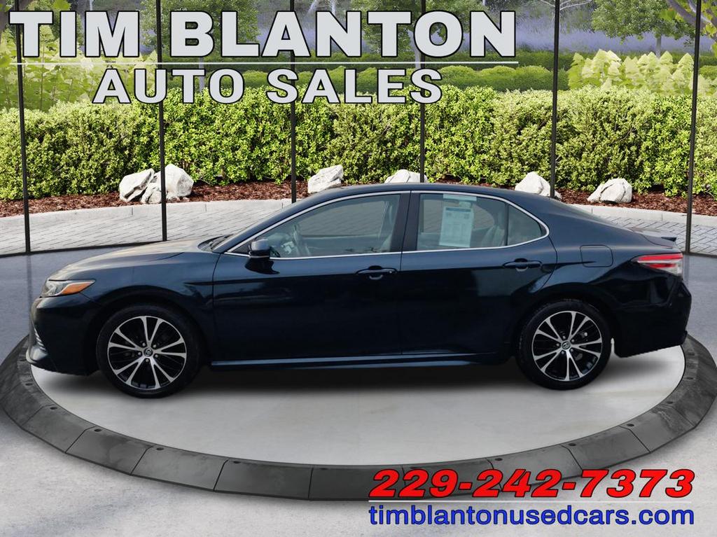2018 Toyota Camry SE photo