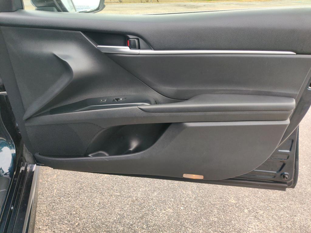 2018 Toyota Camry SE photo