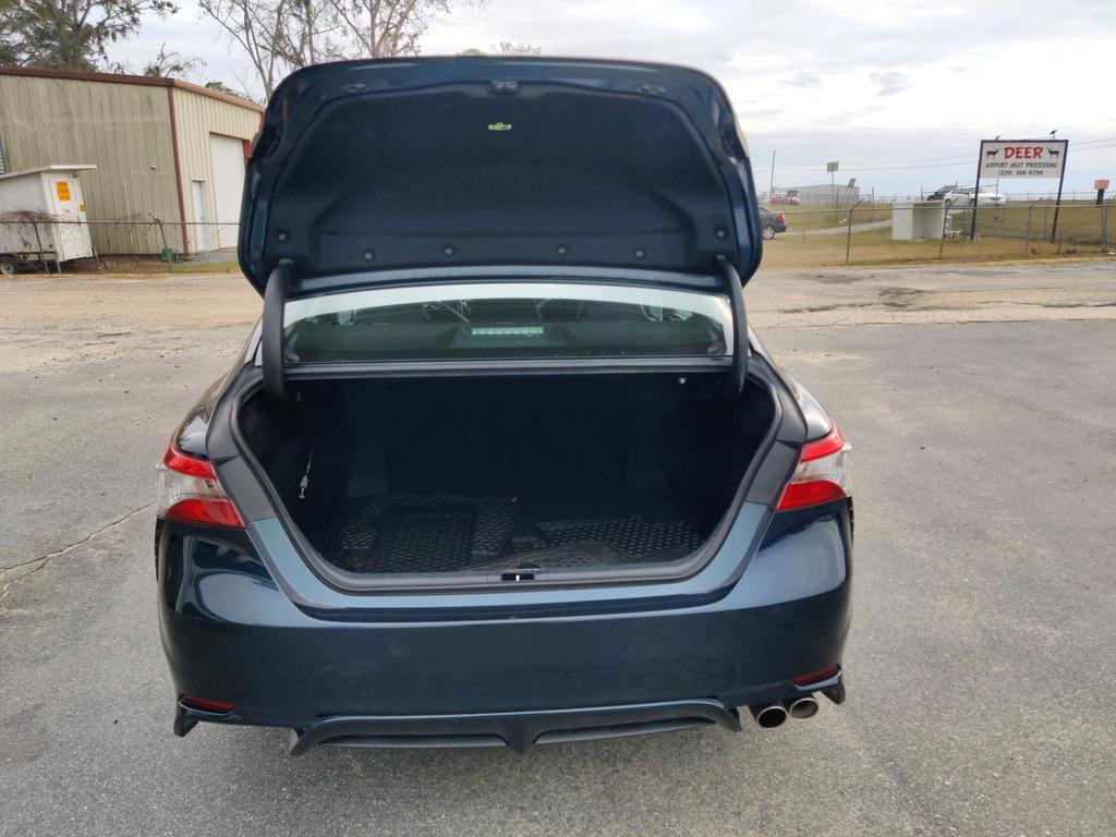 2018 Toyota Camry SE photo