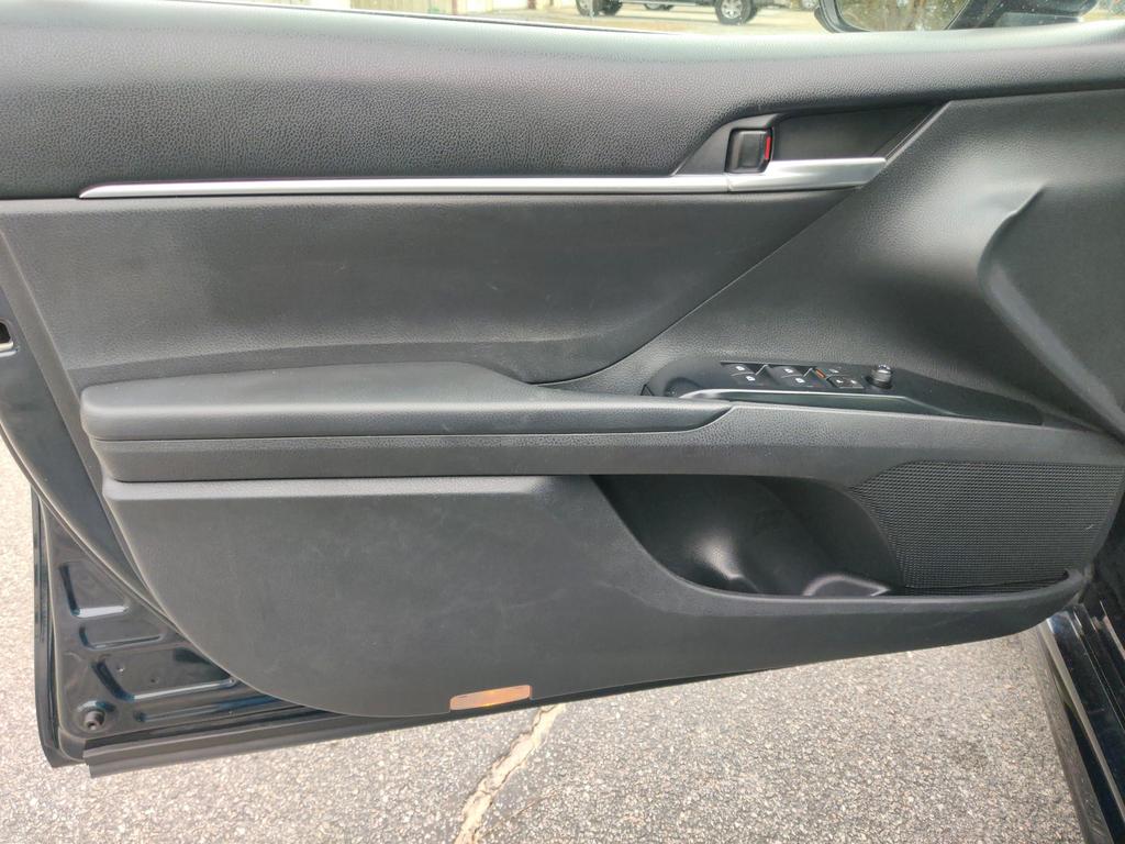 2018 Toyota Camry SE photo