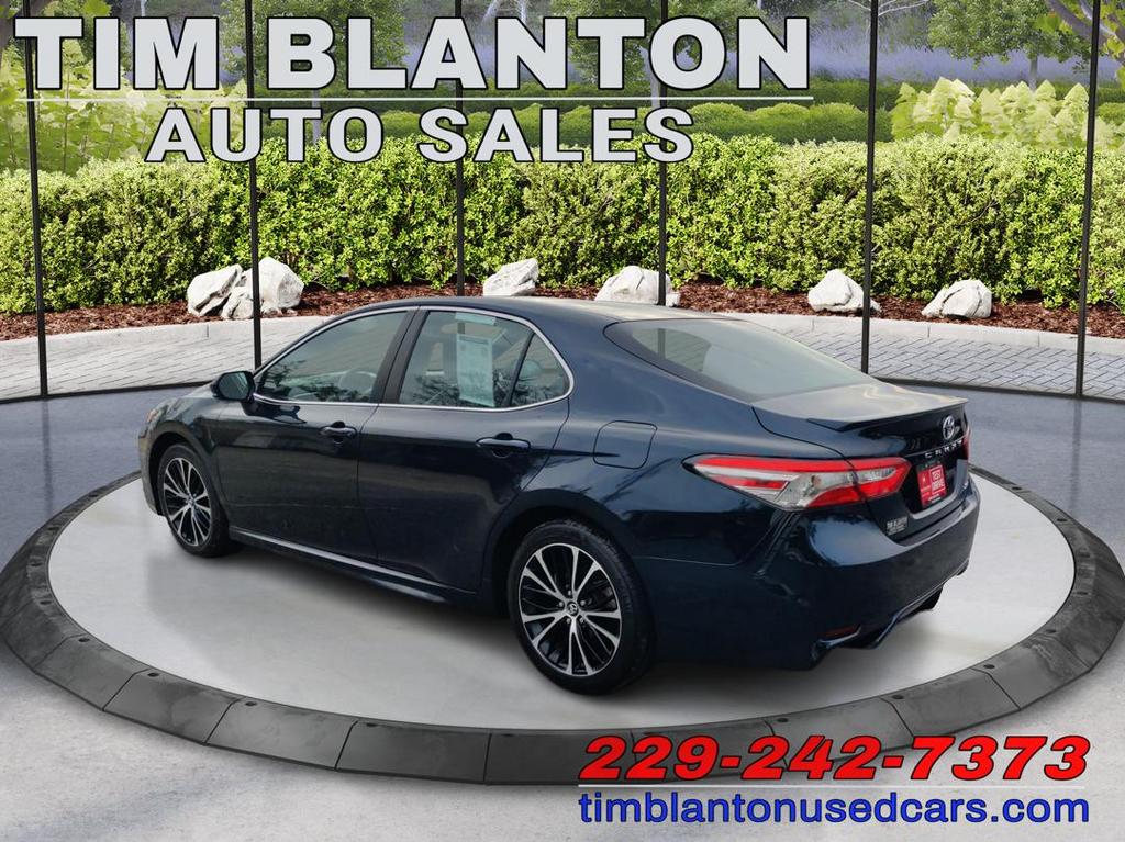 2018 Toyota Camry SE photo