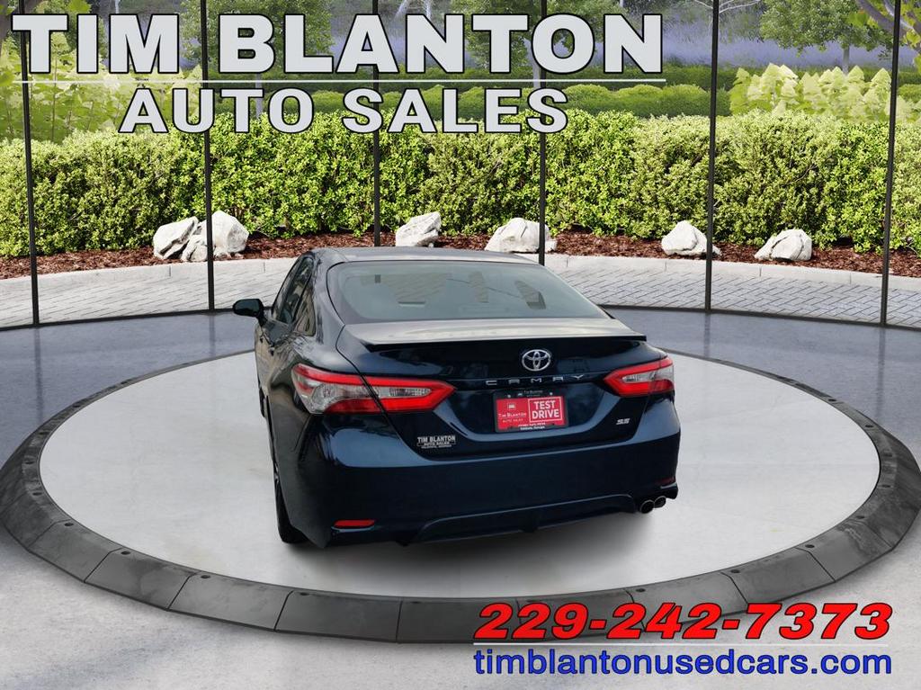 2018 Toyota Camry SE photo