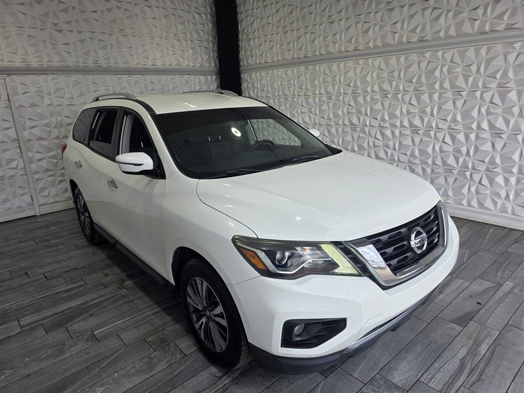 2017 Nissan Pathfinder SV photo