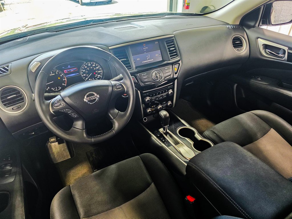 2017 Nissan Pathfinder SV photo
