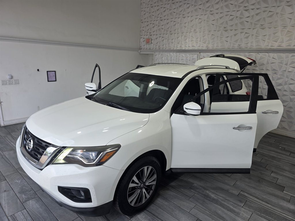 2017 Nissan Pathfinder SV photo