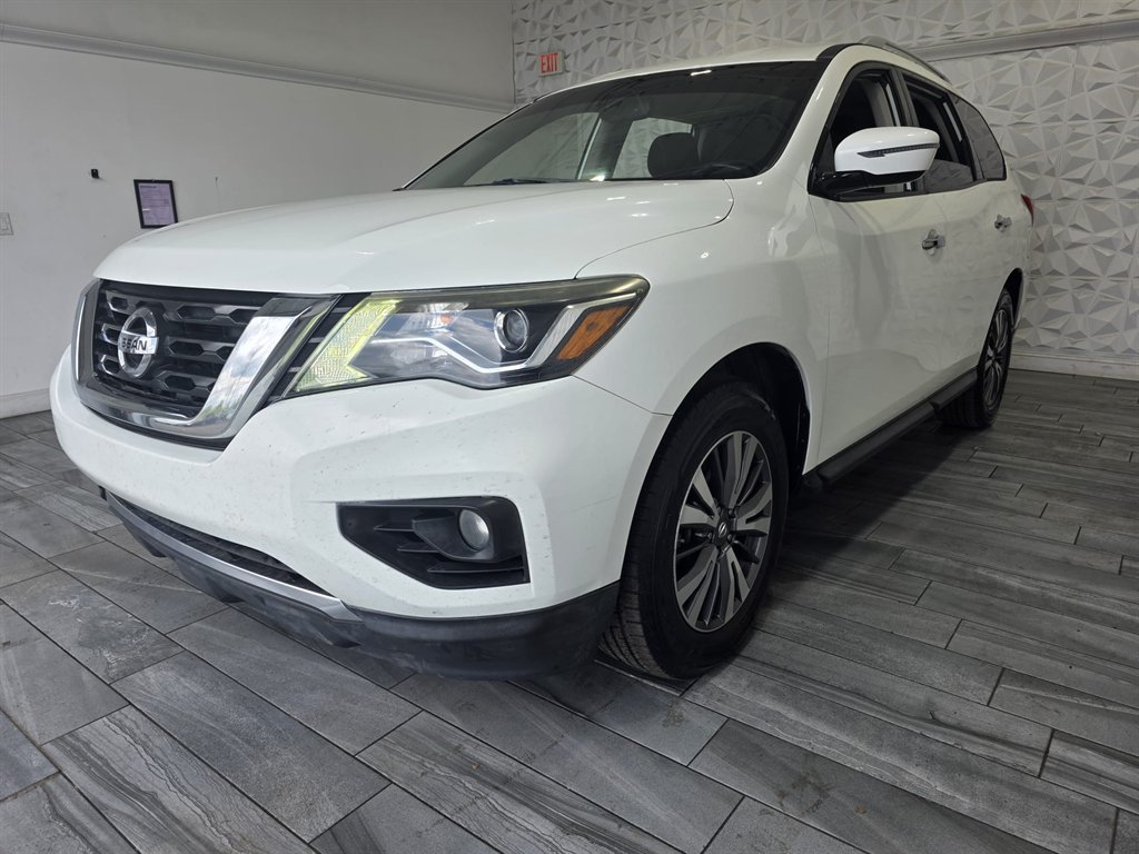 2017 Nissan Pathfinder SV photo