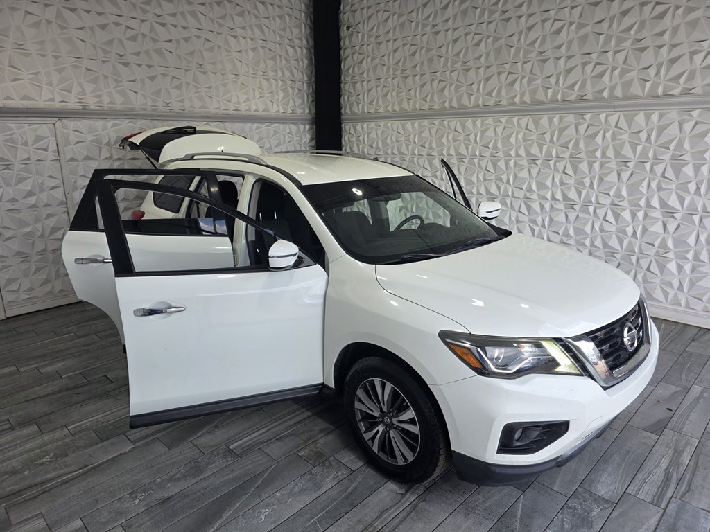 2017 Nissan Pathfinder SV photo