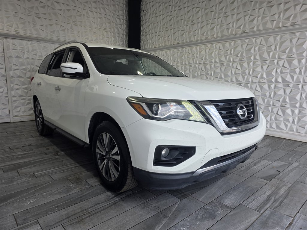 2017 Nissan Pathfinder SV photo