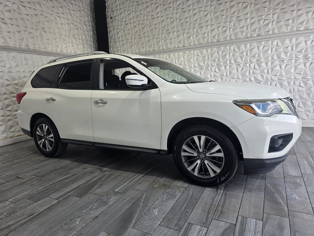 2017 Nissan Pathfinder SV photo