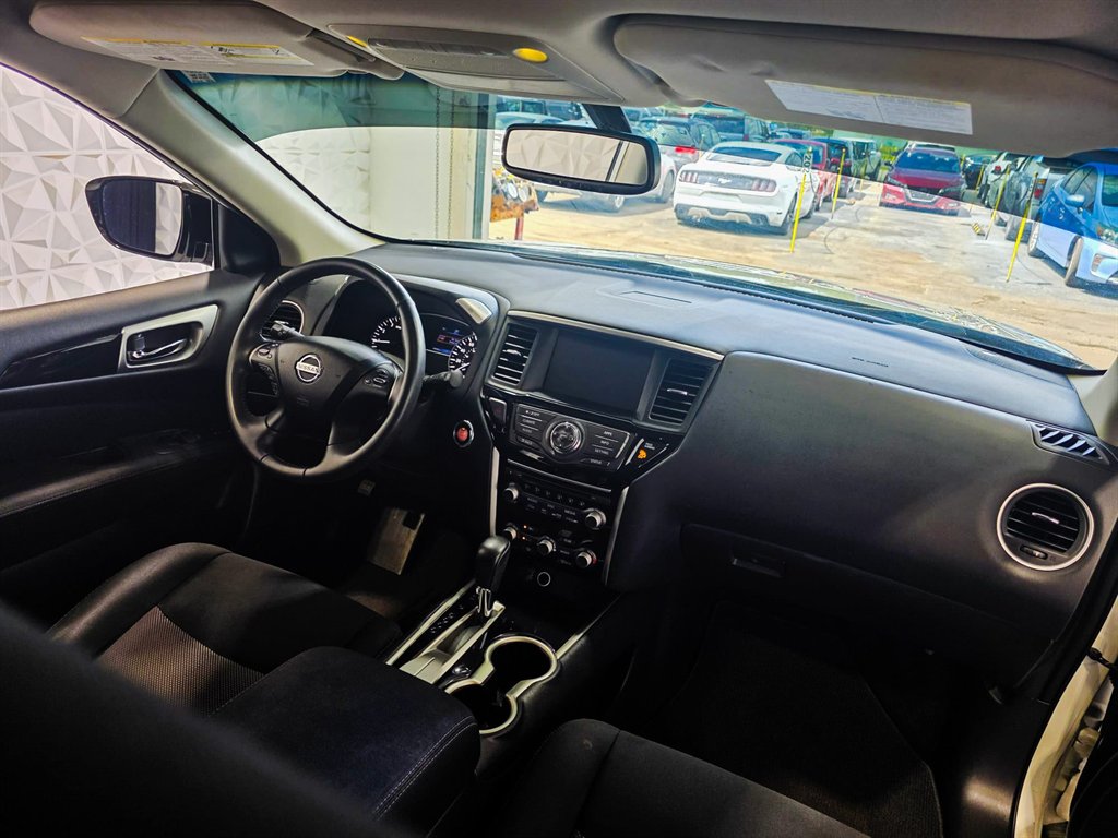 2017 Nissan Pathfinder SV photo