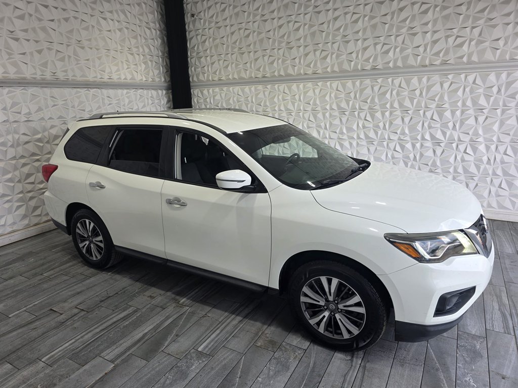 2017 Nissan Pathfinder SV photo