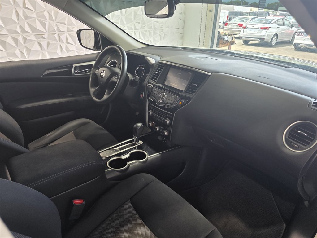 2017 Nissan Pathfinder SV photo