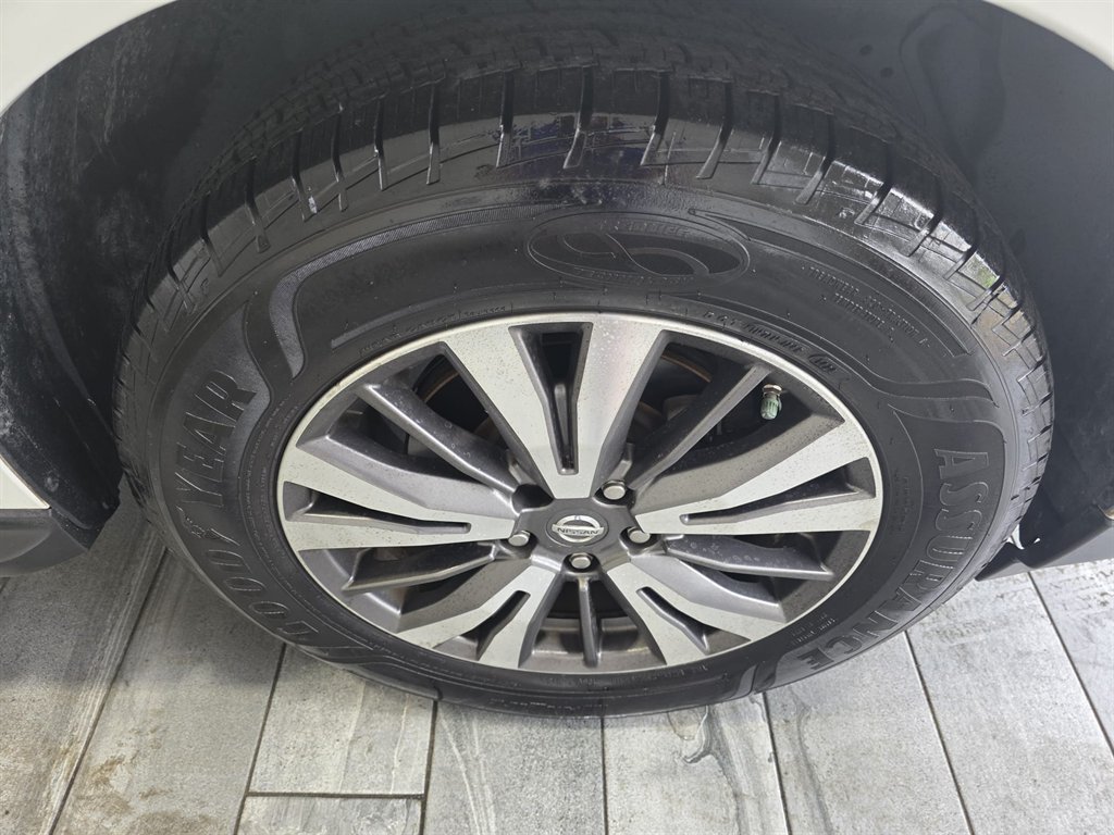 2017 Nissan Pathfinder SV photo