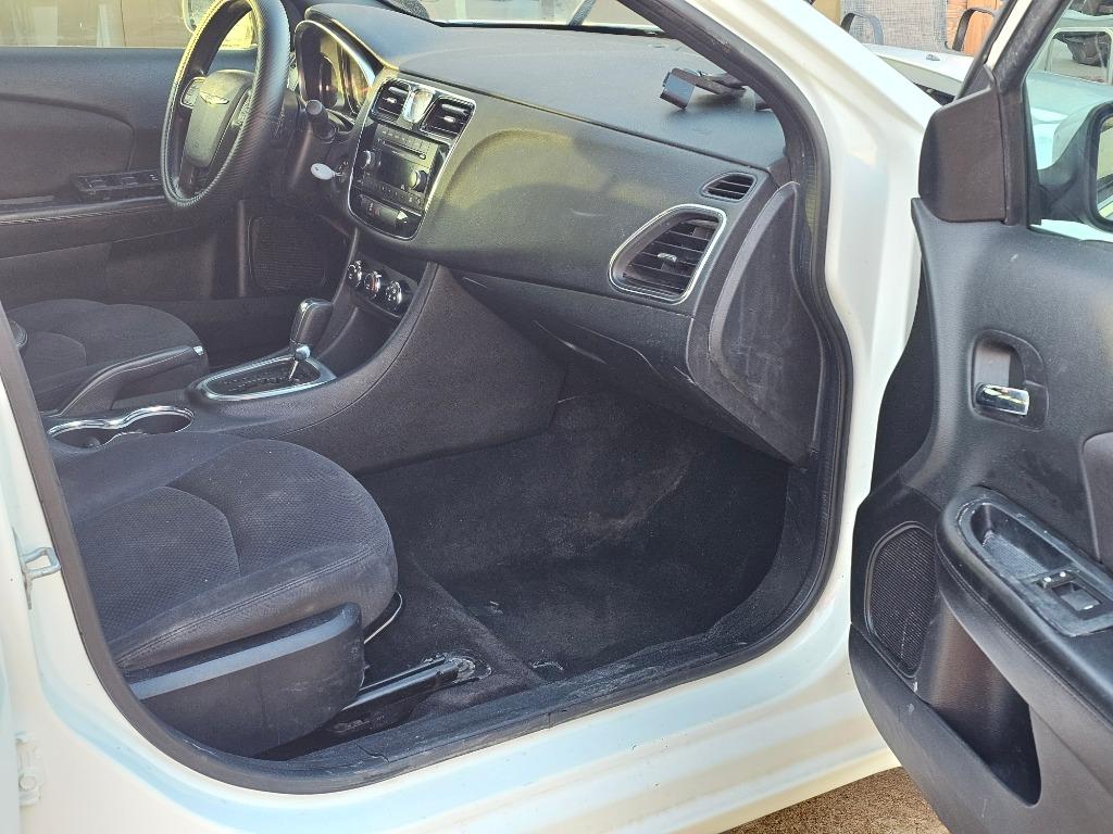 2014 Chrysler 200 - $4,999