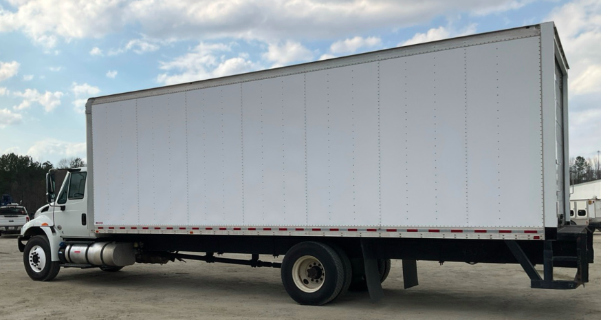2019 International 4300 26ft. box photo