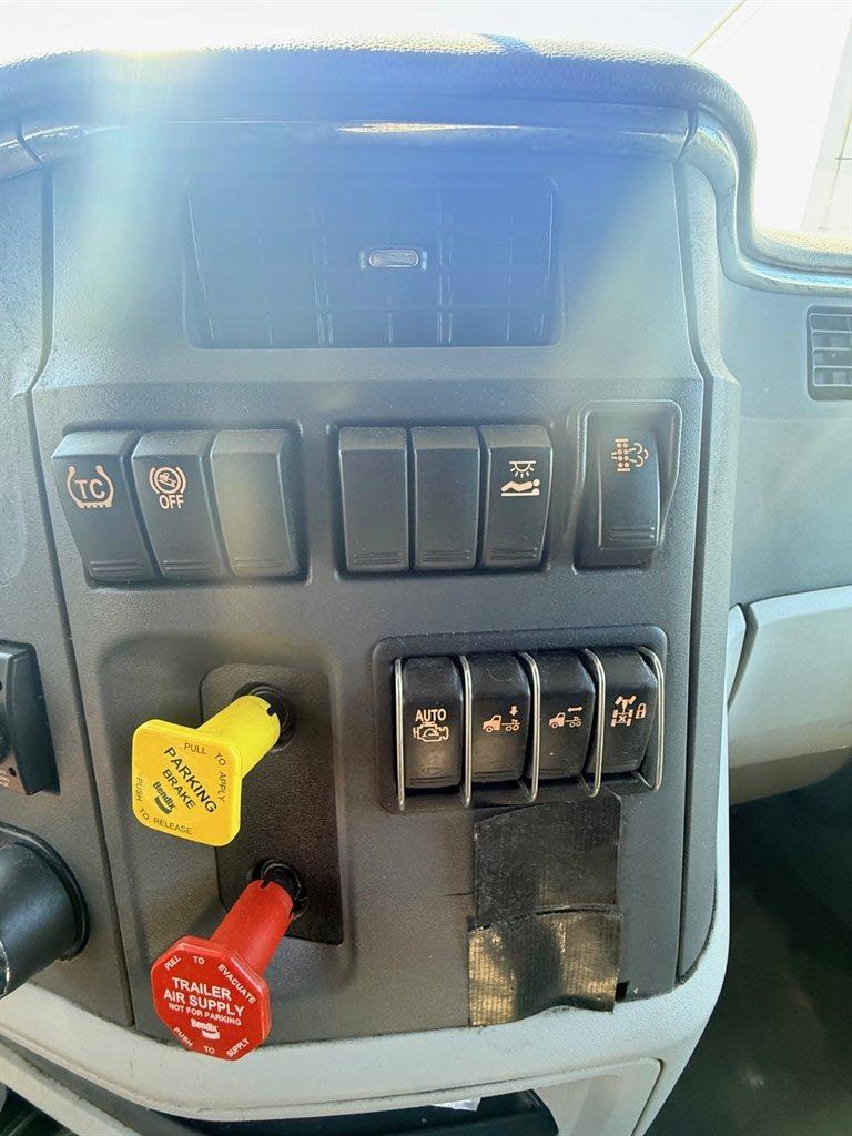 2022 Peterbilt 579 - $52,500