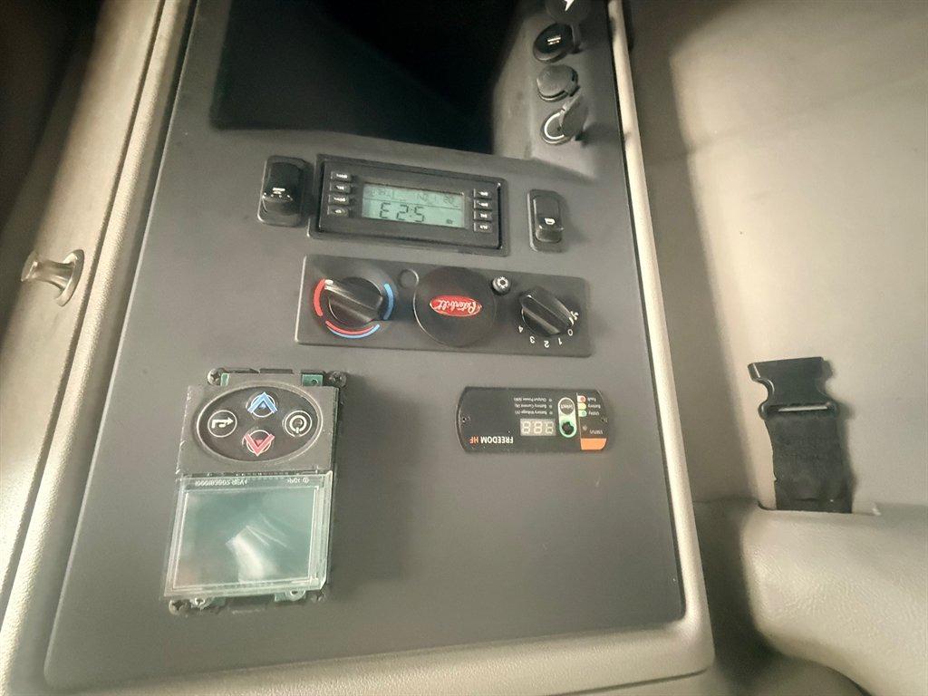 2022 Peterbilt 579 - $52,500