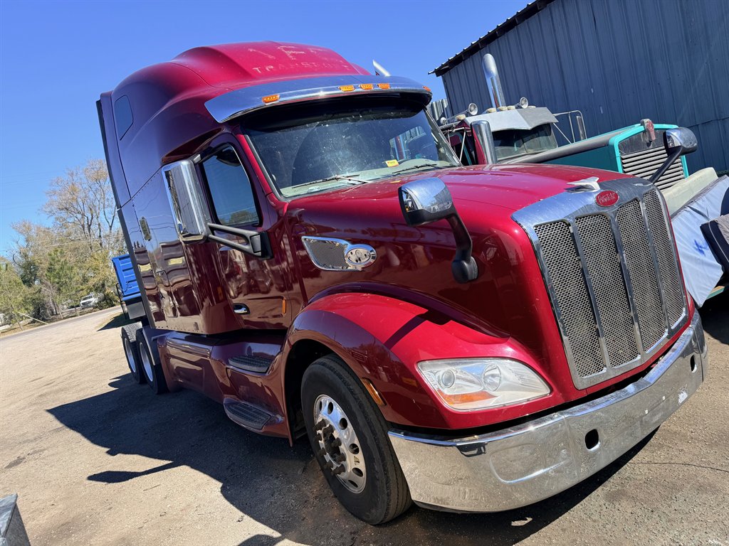 2022 Peterbilt 579 - $52,500