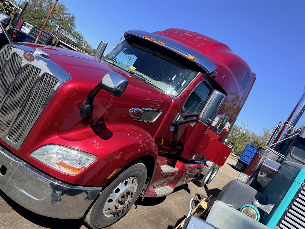 2022 Peterbilt 579 - $52,500
