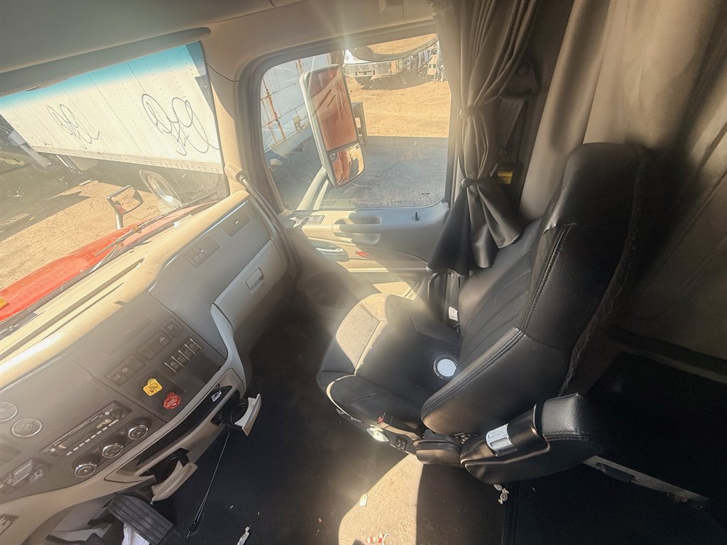 2022 Peterbilt 579 - $52,500